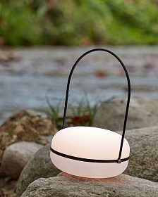 Переносная настольная лампа Tea из полиэтилена и металла с черной отделкой