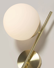 Настенный светильник Mahala из стали с латунной отделкой и двумя сферами из матового стекла