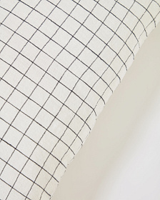 Чехол для подушки Maialen из 100% льна с белыми квадратами и черной сеткой 45 x 45 см