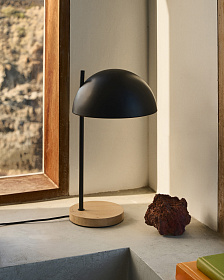 Настольная лампа из дерева и металла из ясеня Catlar, окрашенная в черный цвет.