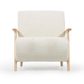 Кресло Meghan из белой ткани букле с ножками из массива ясеня 