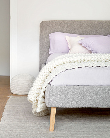 Кровать Lydia из светло-серой ткани букле на ножках из массива бука 160 x 200 см